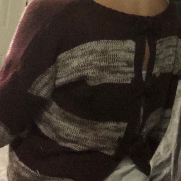 Crop sweater with bow detail in back - Picture 2 of 6